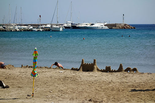 The beach of Platys Gialos in Sifnos